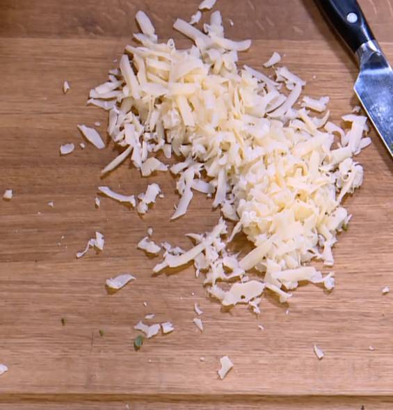 Мясная кесадилья с сыром и помидорами черри 