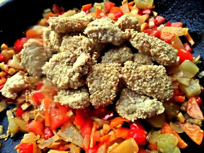 Курица с овощами и ананасом к рису