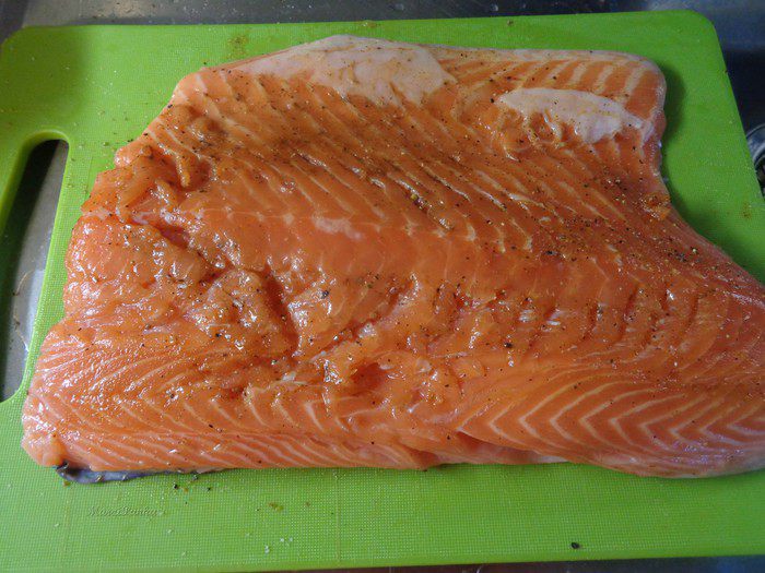 Лососевый крамбль под сметанно-укропным соусом