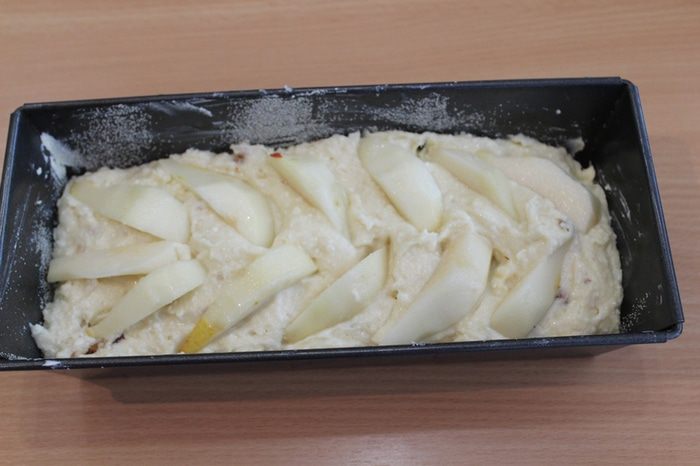 Кекс с творогом, грушей и грецким орехом