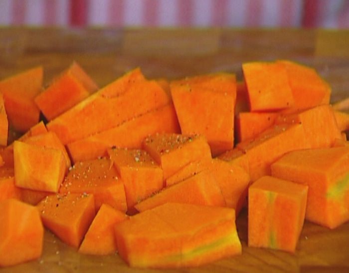 Теплый салат с макаронами, тыквой и руколой