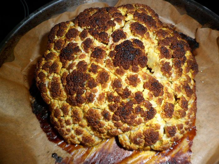 Запеченная цветная капуста с йогуртово-мятным соусом