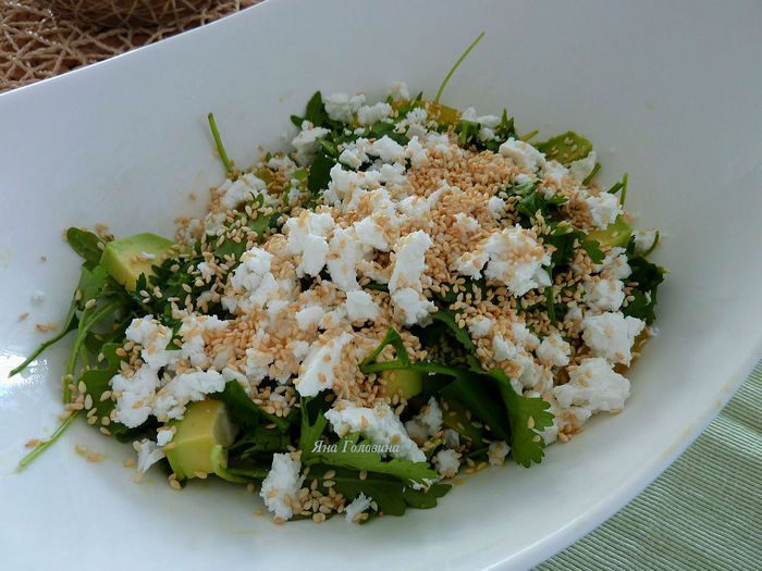 Салат с апельсинами, авокадо и сыром фета 