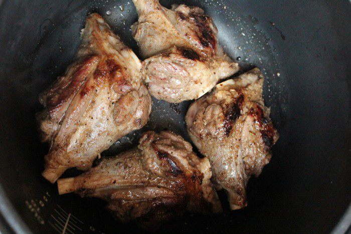 Пряная баранина с маслинами, оливками и томатами 