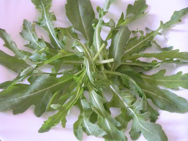 &amp;quot;Цезарь&amp;quot; с семгой на листьях руколы