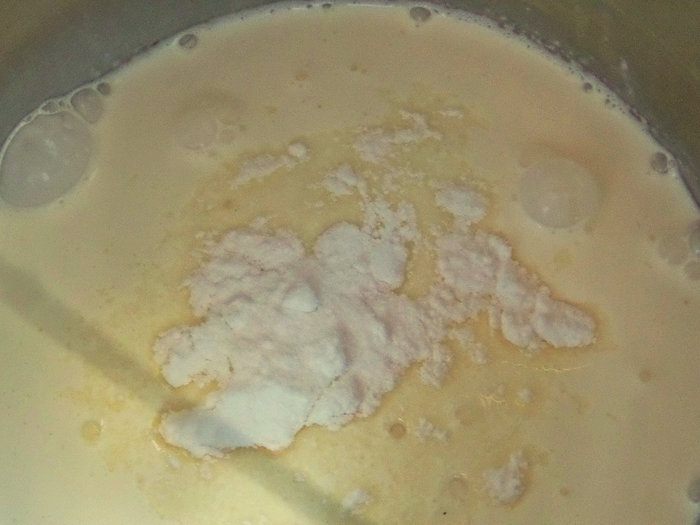 Панкейки кефирные с медом, бананом и сливками