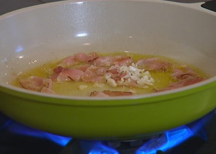 Салат из макарон с брокколи, фетой и беконом 