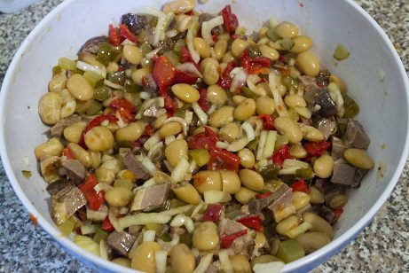 Салат с фасолью и утиной грудкой