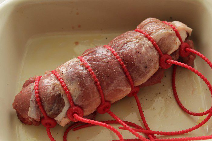 Рулет из свинины с вяленой клюквой