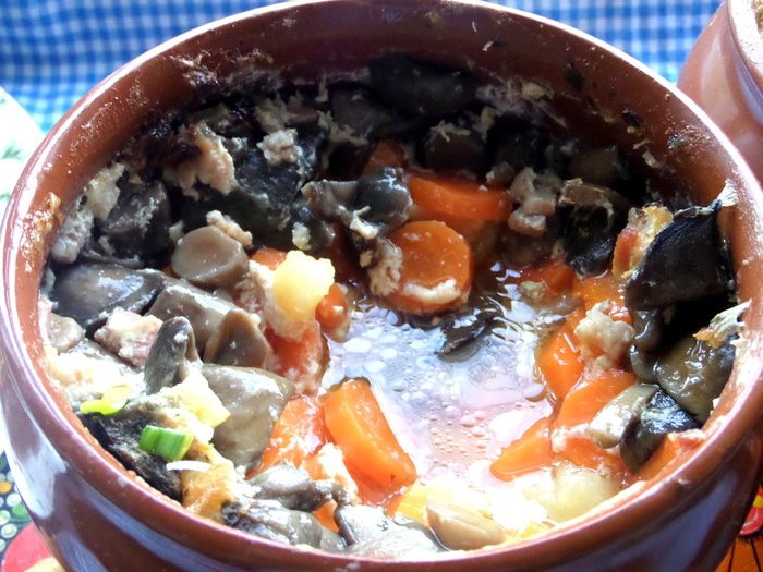 Грибное рагу в горшочках