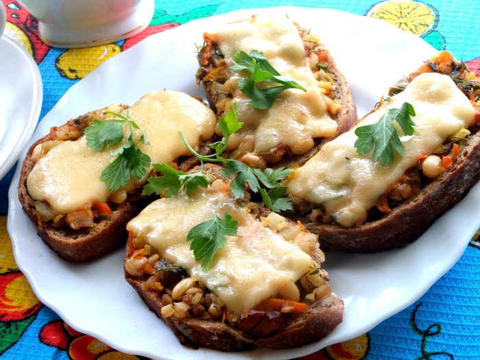 Бутерброды с овощной начинкой под сыром