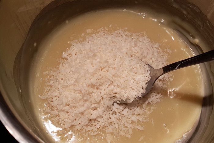 Кокосовые конфеты с печеньем и миндалем