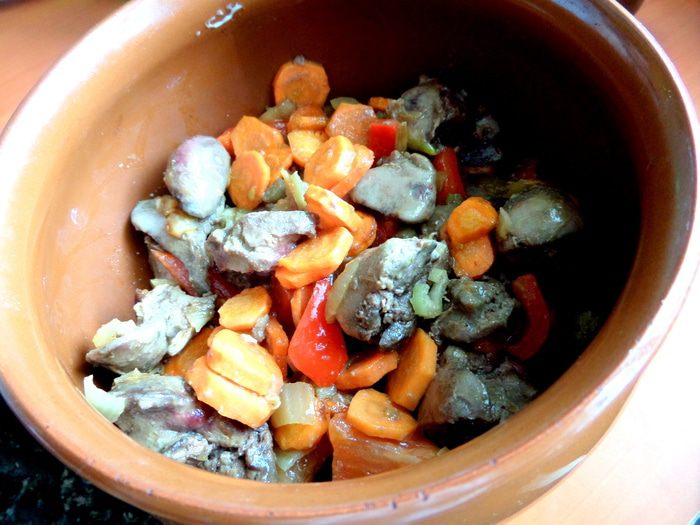 Печень в горшочке в сметанно-томатном соусе с овощами