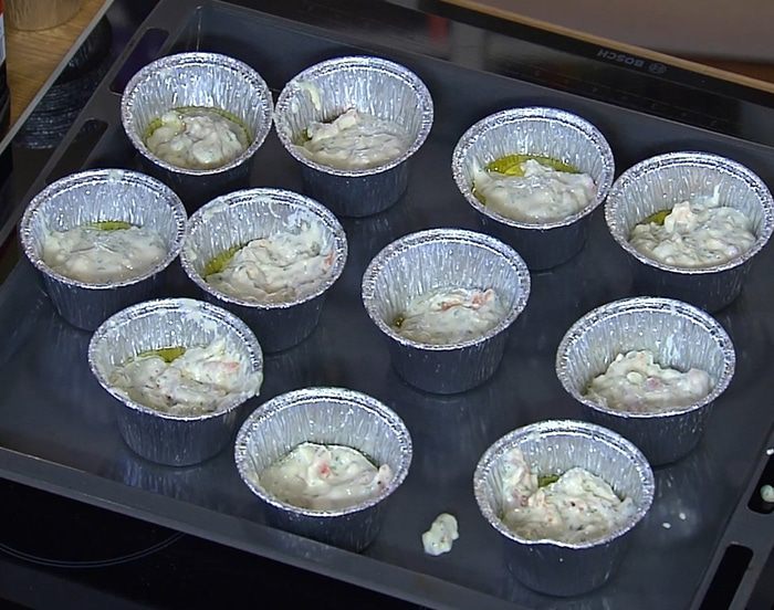 Капкейки с копченой семгой и укропом 