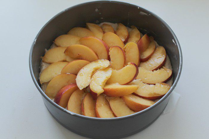 Пирог с нектаринами и корицей