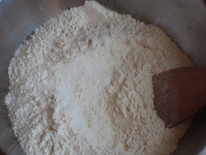 Пасхальные творожные булочки с заварным кремом и абрикосами