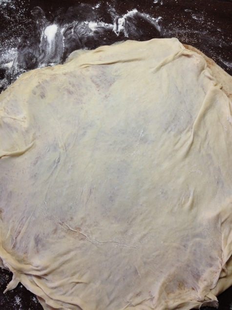 Слоеный пирог-рулет с вишней и корицей на сковороде