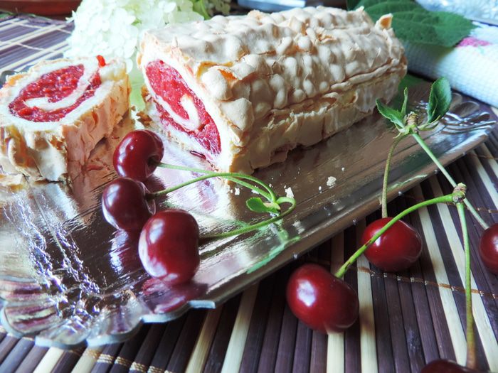 Меренговый рулет с вишневым курдом