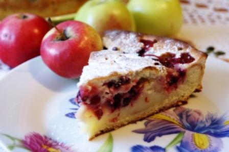 Яблочно-клюквенный пирог со сметанной заливкой