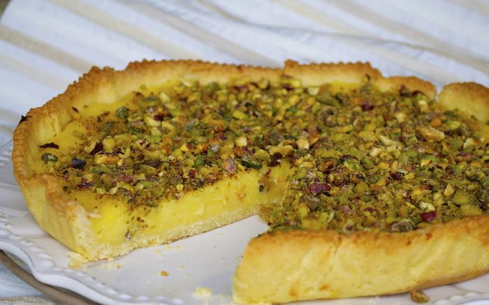 Тарт с лимонным кремом и фисташками