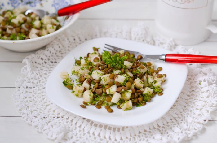 Салат из груши и чечевицы