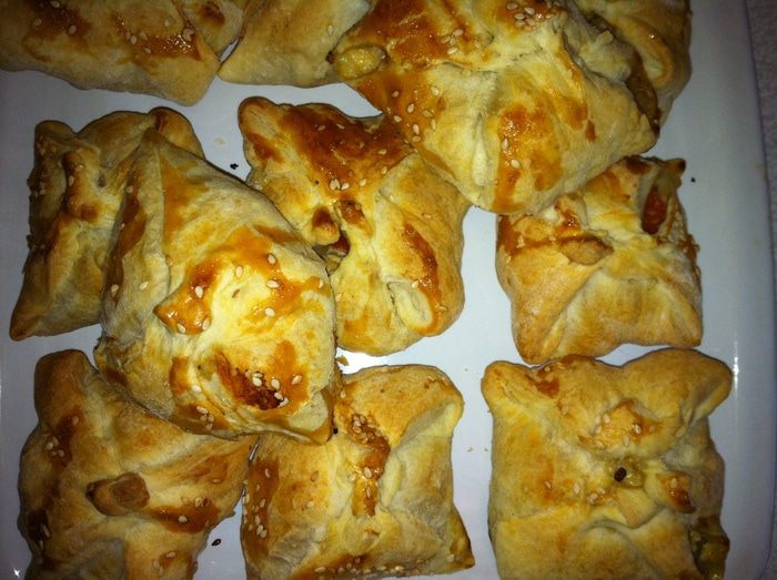 Слойки с курицей и помидорами