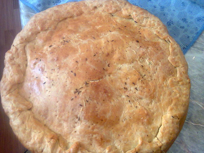 Пирог с кабачками, сыром, колбасой и зеленью