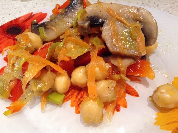 Теплый салат с нутом