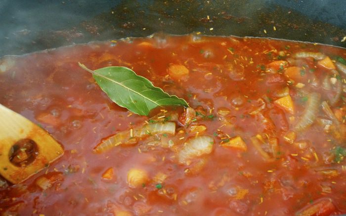 Томленые говяжьи ребрышки с томатно-овощным соусом