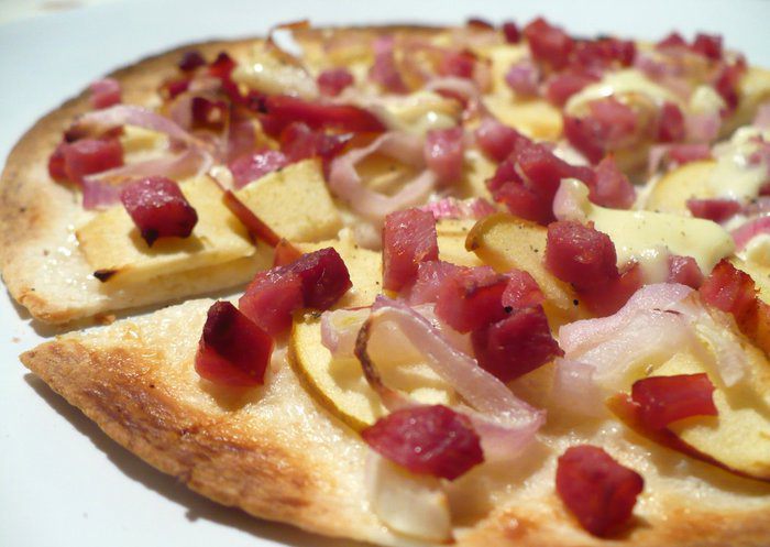 Экспресс фламмкухен с яблоком, шпиком и красным луком