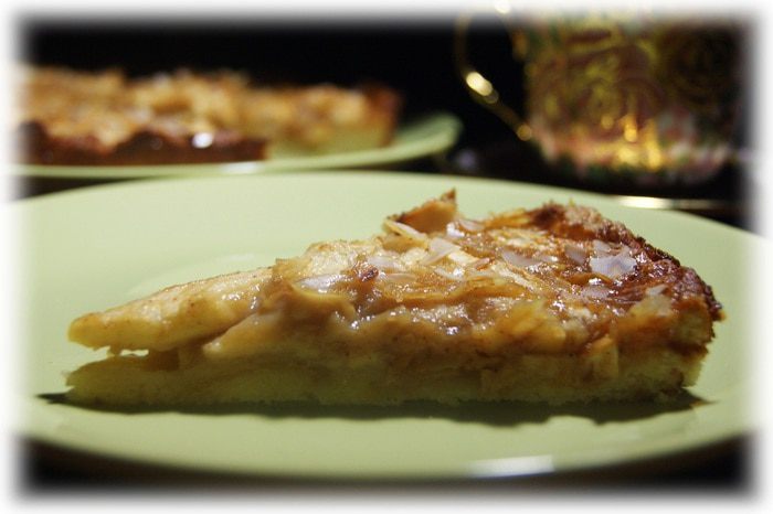 Яблочный пирог с медово-лимонной заливкой