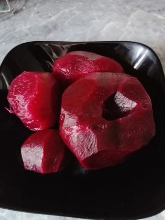 Свекольный салат с грецкими орехами и черносливом
