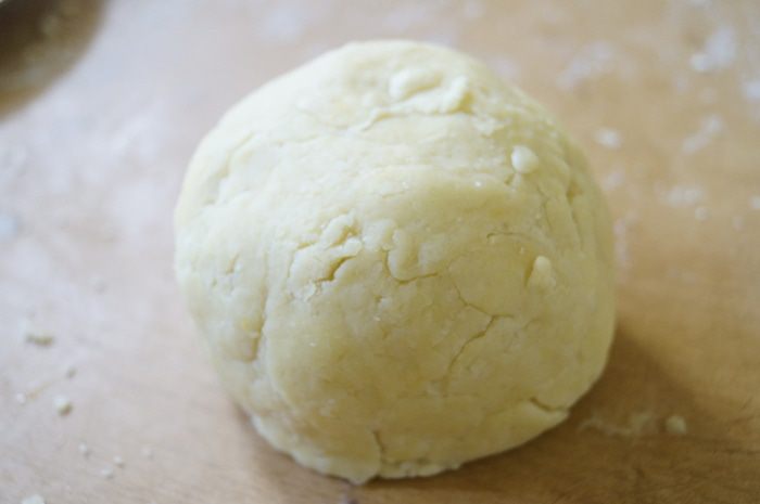 Лимонный тарт со швейцарской меренгой и лимонными чипсами