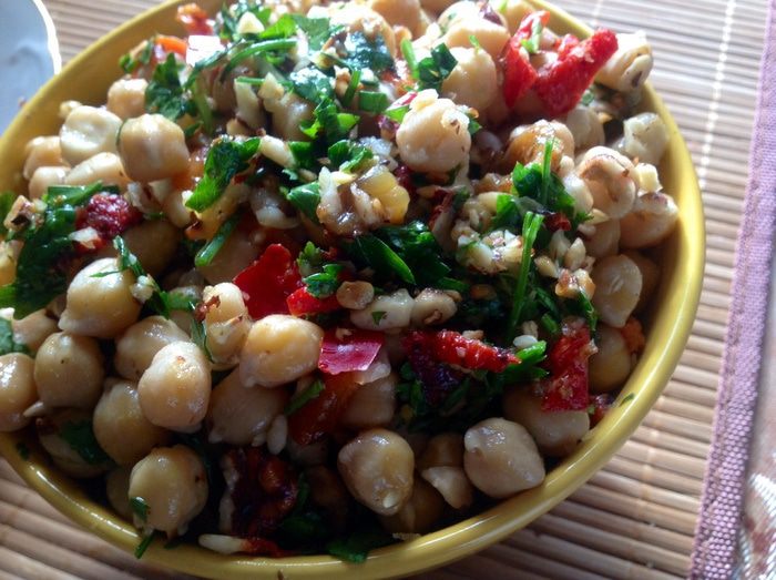 Каталонский салат с нутом, перцем и пикадой