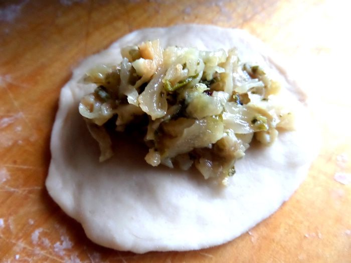 Мини-пирожки с капустой, сельдереем, шпинатом и сыром