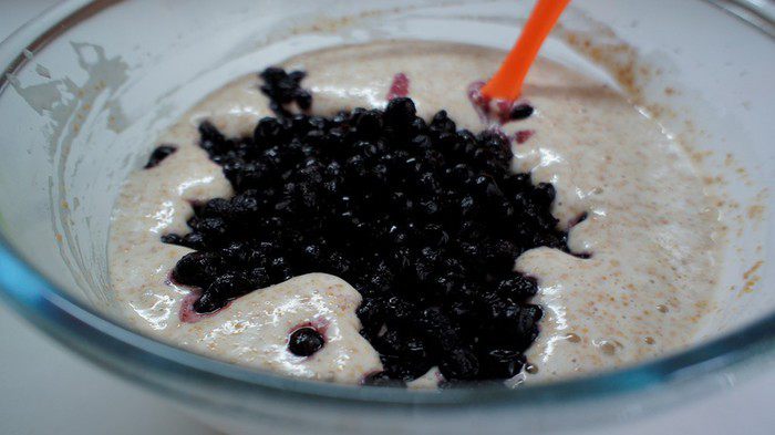 Воздушный кунжутный пирог с черникой