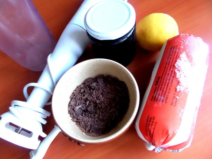 Прохладный коктейль из мороженого с черникой