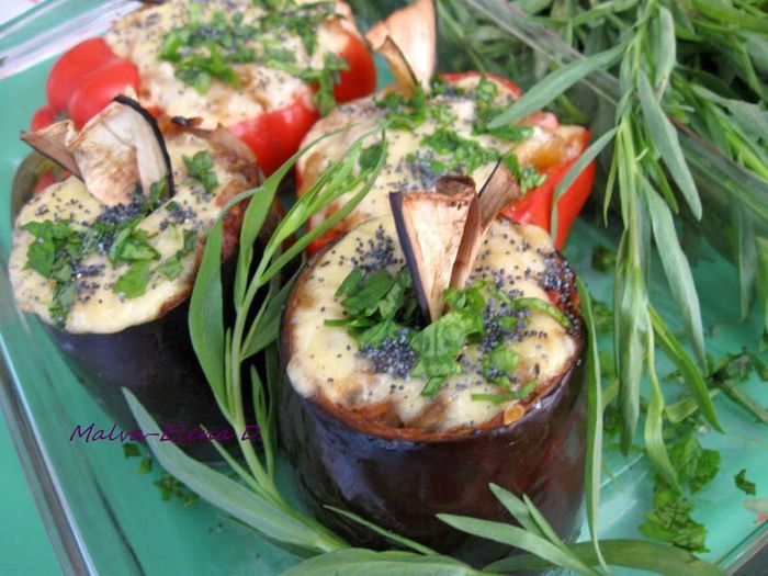 Баклажаны и перцы с кориандром, сыром и овощами