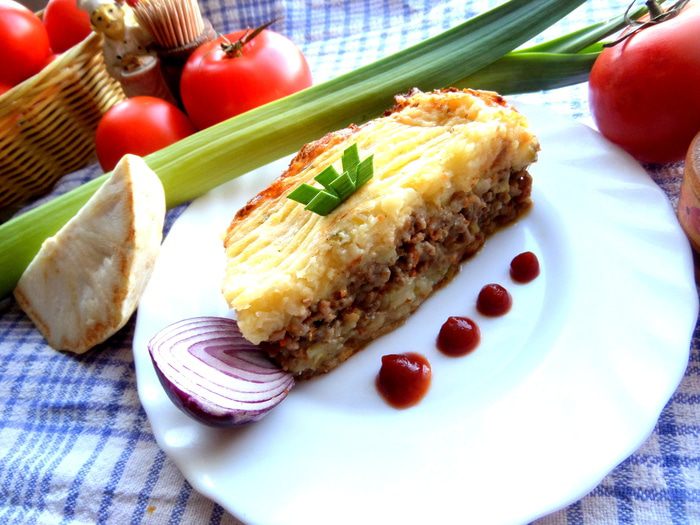 Картофельная запеканка с сельдереем и фаршем