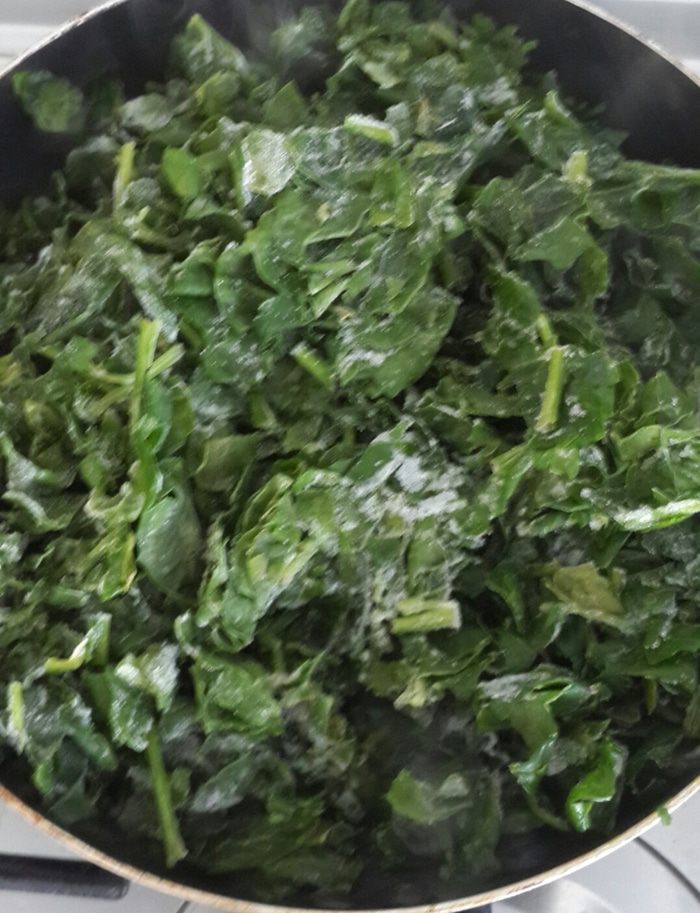 Блинный торт со шпинатом и сыром на завтрак