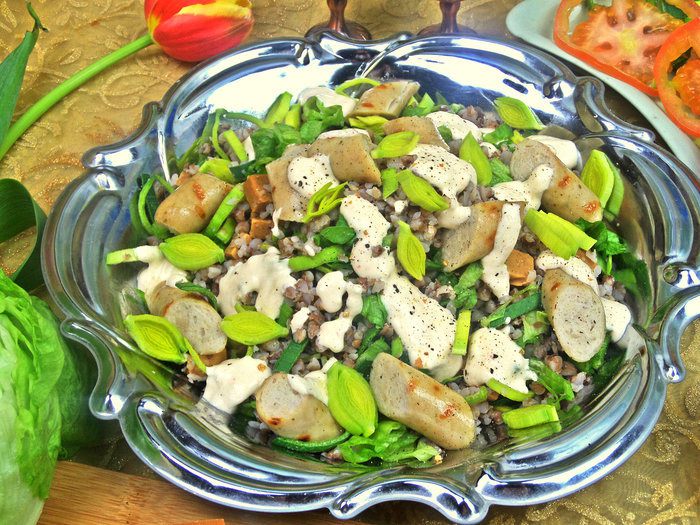 Изображение к рецепту Теплый салат из гречки с колбасками и сыром