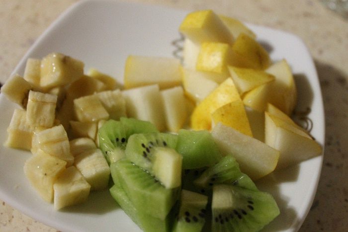 Фруктовый салат с мороженым и медом