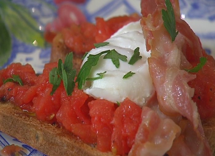 Брускетта с помидорами, беконом и яйцом пашот 