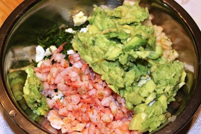 Закуска из авокадо, груши и креветок