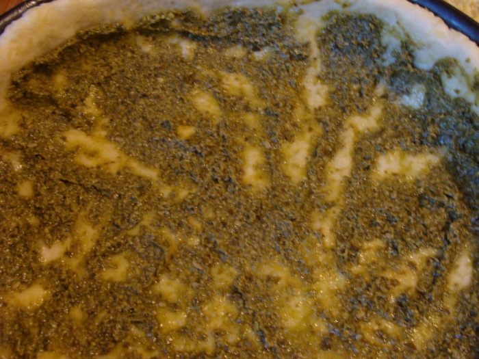 Пирог с курицей, песто, вялеными помидорами и моцареллой