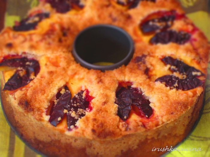 Обсыпной сливовый пирог с творожной начинкой