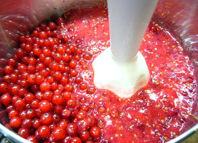 Желе из красной смородины с водкой