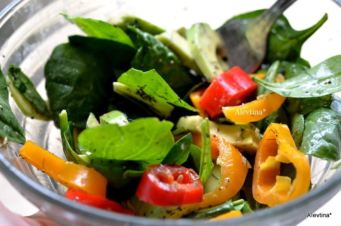 Салат шпинатный с авокадо