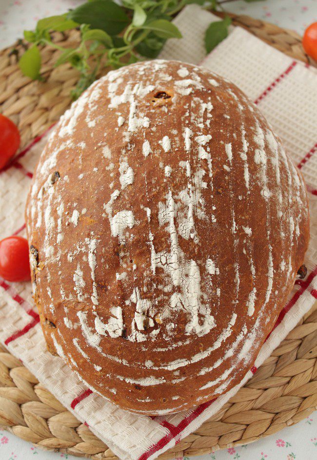 Хлеб с вялеными помидорами