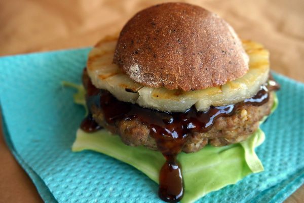 Бургер с ананасом и соусом терияки